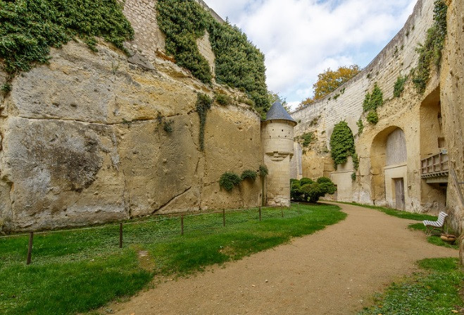 Căn hầm trú ẩn bên dưới lâu đài lâu đài Château de Brézé được xây dựng có đủ không gian sống cho nhiều người cũng như nơi lưu trữ thực phẩm, nước uống, thuốc men, phòng ngủ, phòng bếp... dùng trong một khoảng thời gian.