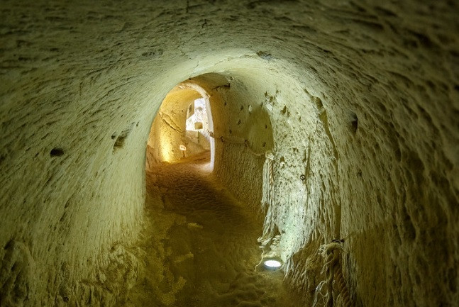 Kẻ thù sẽ khó có thể phát hiện "hầm tận thế" bên dưới lâu đài Château de Brézé. Họ sẽ không phát hiện bất cứ người nào hay của cải giá trị bên trong lâu đài.