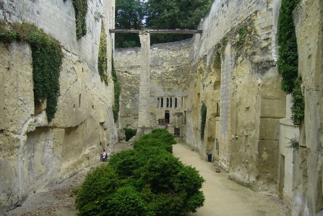 Ở hành lang ngầm có những chiếc hốc trong tường đá cho phép lính canh lâu đài bắn các mũi tên theo đường thẳng. Nhờ đó, họ sẽ làm bị thương hoặc tiêu diệt được một số kẻ địch.