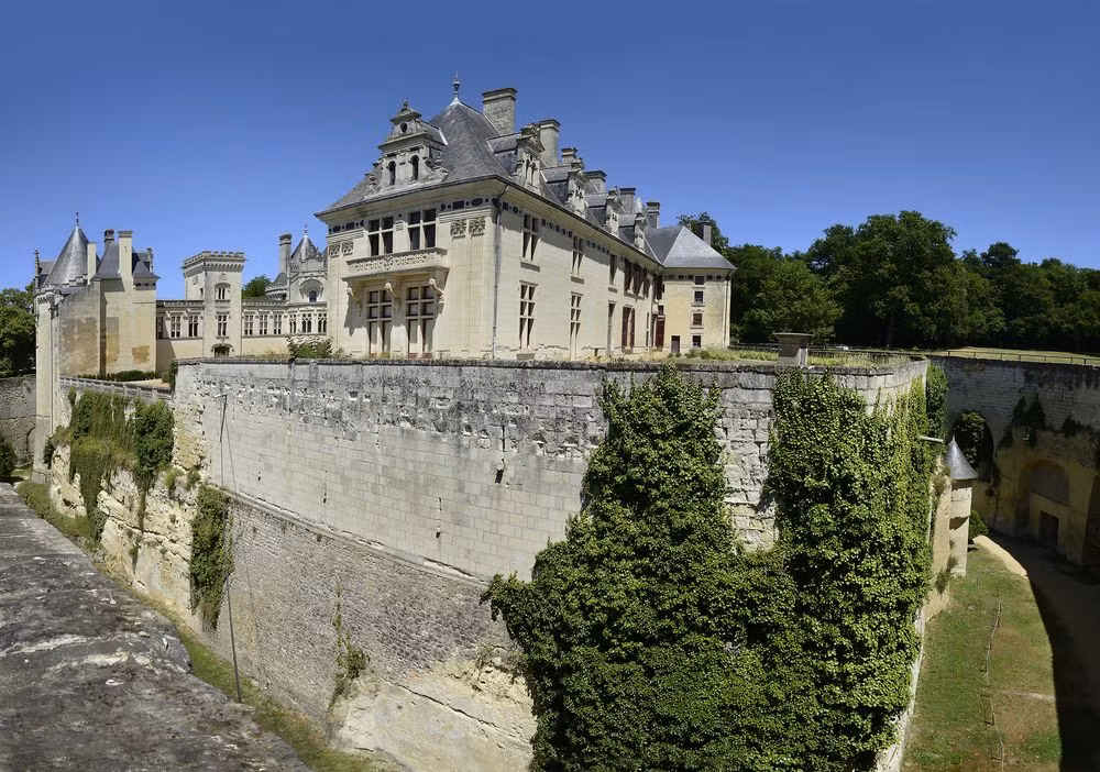 Lãnh chúa Arthus de Maillé-Brézé cho xây dựng "hầm tận thế" bên dưới lâu đài Château de Brézé để làm nơi trú ẩn an toàn trong trường hợp bị kẻ thù hoặc người Viking tấn công, đánh chiếm, cướp bóc cũng như khi xảy ra dịch bệnh.