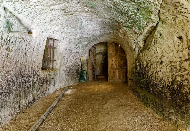 Khi xảy ra tình huống nguy cấp, những người sống trong lâu đài Château de Brézé sẽ di chuyển thông qua hệ thống hành lang ngầm dài hơn 3 km để đến được "hầm tận thế".