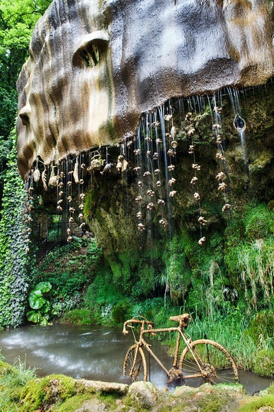 Theo thời gian, lớp phủ ngày càng cứng dần như quá trình hình thành măng đá trong hang động nhưng với tốc độ nhanh hơn rất nhiều. Do lượng calcite (CaCO3) trong nước cao nên giới chuyên gia yêu cầu du khách không lấy nước giếng để uống nhằm bảo đảm an toàn.