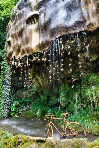 Theo thời gian, lớp phủ ngày càng cứng dần như quá trình hình thành măng đá trong hang động nhưng với tốc độ nhanh hơn rất nhiều. Do lượng calcite (CaCO3) trong nước cao nên giới chuyên gia yêu cầu du khách không lấy nước giếng để uống nhằm bảo đảm an toàn.