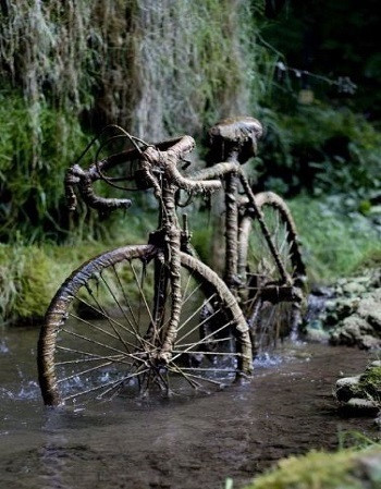 Khi người dân thả một số món đồ xuống giếng nước như gấu bông, ấm nước, xe đạp... thì chỉ sau vài tuần chúng bị hóa đá. Xung quanh những đồ vật này là lớp vỏ khoáng chất cứng giống như cách măng đá hình thành trong hang động.