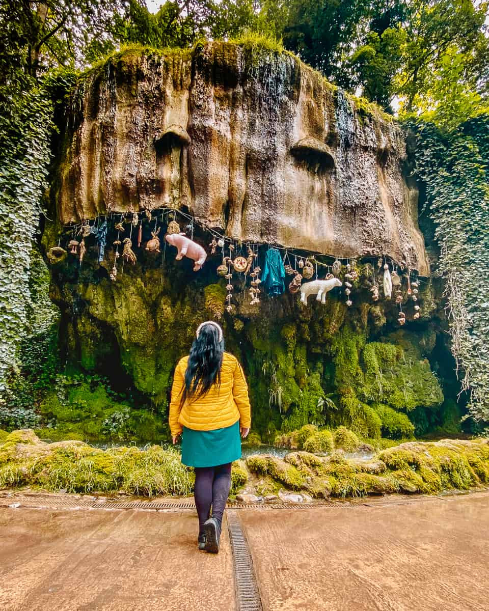 Để giải mã bí ẩn này, các nhà khoa học đã lấy mẫu nước từ giếng hóa đá để phân tích thành phần. Theo đó, họ phát hiện nước giếng chứa lượng khoáng chất cao, góp phần tạo thành lớp phủ bao bọc đồ vật.