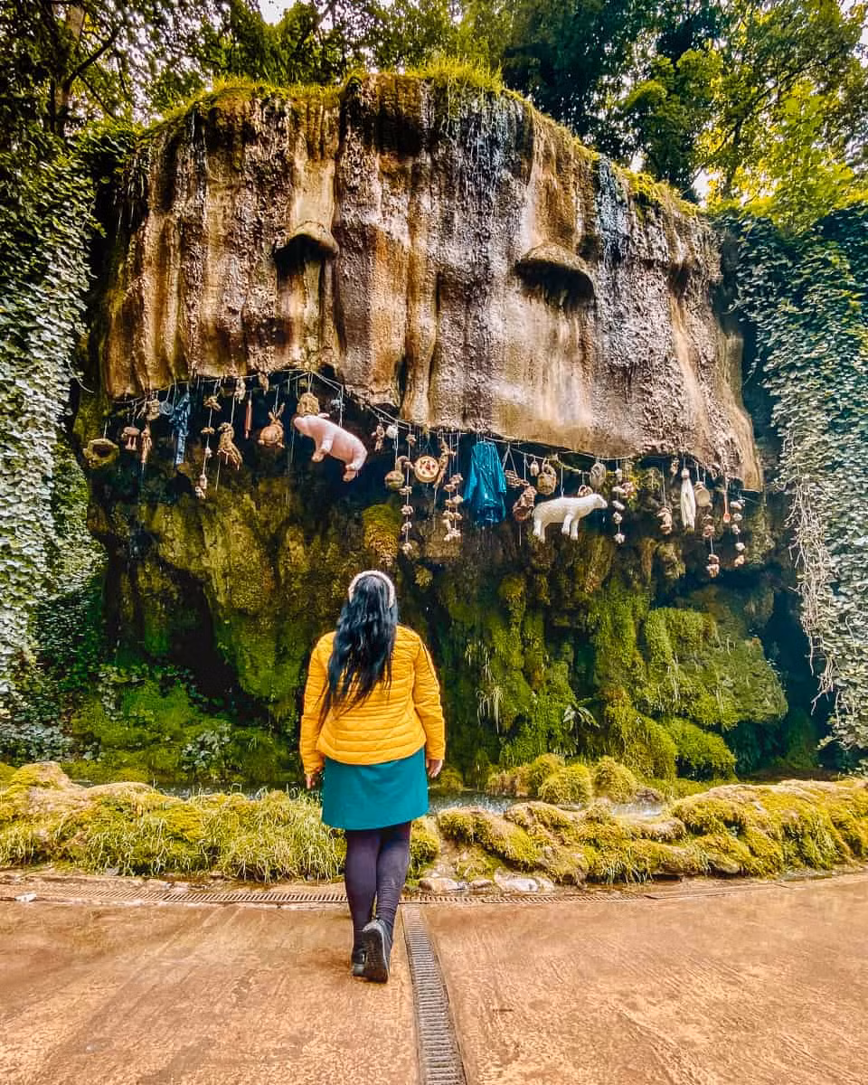 Để giải mã bí ẩn này, các nhà khoa học đã lấy mẫu nước từ giếng hóa đá để phân tích thành phần. Theo đó, họ phát hiện nước giếng chứa lượng khoáng chất cao, góp phần tạo thành lớp phủ bao bọc đồ vật.