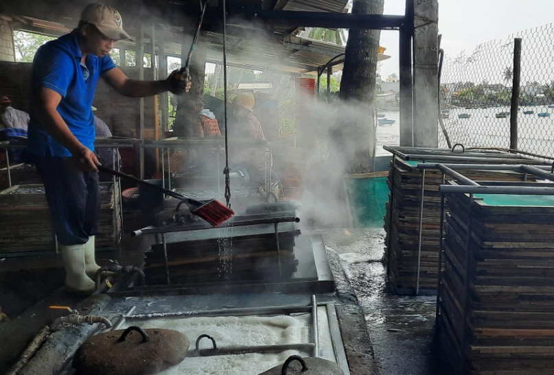 Cá đưa vào hấp được cho thêm khoảng 1kg muối. Việc này giúp cá thơm ngon, bảo quản tốt hơn. Hấp khoảng 4-5 phút là cá vừa chín tới.