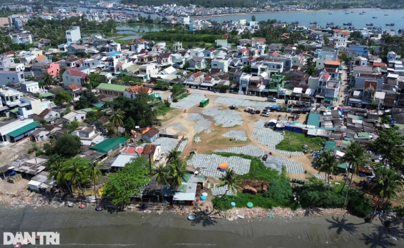 Nghề làm cá cơm khô phát triển mạnh, ổn định, tạo thu nhập khá cho chủ cơ sở cũng như hàng trăm lao động. Tuy nhiên, các cơ sở làm cá cơm khô hiện gặp khó về mặt bằng. Các xã ven biển diện tích nhỏ nên hầu hết cơ sở sản xuất cá nằm xen kẽ trong khu dân cư. Điều này gây khó khăn cho việc phơi cá. Hoạt động sản xuất cũng ít nhiều ảnh hưởng đến môi trường. "Quỹ đất của địa phương hạn chế nên các cơ sở sản xuất thiếu sân phơi tập trung. Chính quyền địa phương đã kêu gọi đầu tư phát triển ngành nghề này nhưng các nhà đầu tư chưa mặn mà", Chủ tịch UBND xã Tịnh Kỳ Nguyễn Hoài Thanh nói thêm.