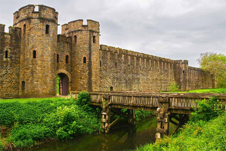 Khi ghé thăm châu Âu, nhiều du khách ấn tượng trước kiến trúc tuyệt đẹp của các tòa lâu đài thời Trung cổ. Những công trình này khiến công chúng tò mò về nhiều điều như lịch sử thăng trầm, đã qua tay bao nhiêu chủ nhân, ai là người thiết kế...