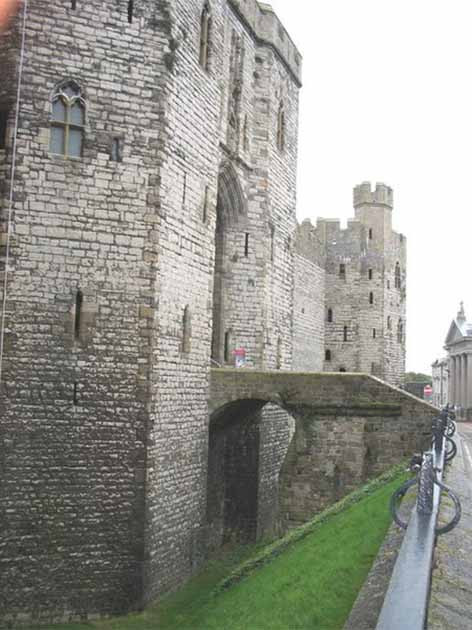 Trước câu hỏi này, các chuyên gia lý giải hào là con mương sâu, rộng, chứa đầy nước, bao quanh một tòa lâu đài. Ngoài ra, người dân thời Trung cổ còn xây hào nước bao quanh pháo đài, thị trấn, khu dân cư…