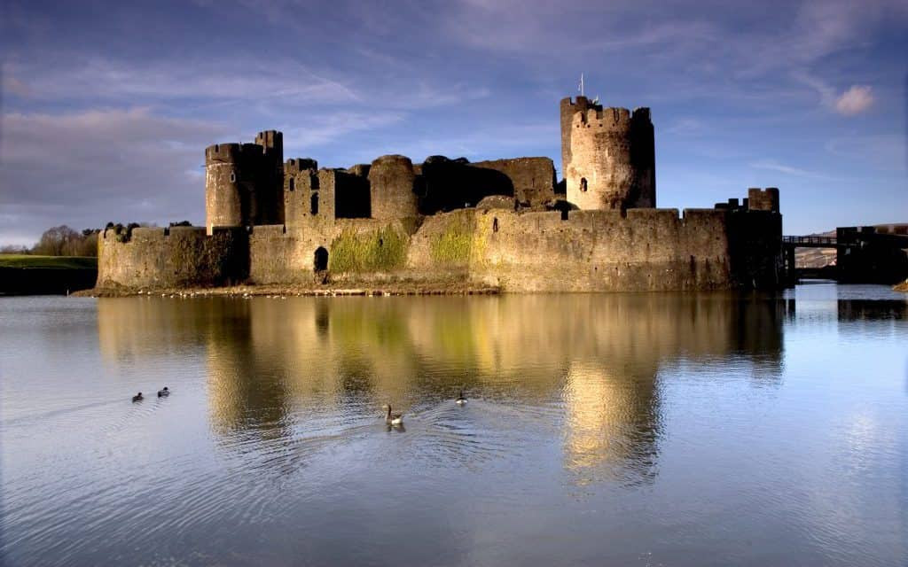 Thêm nữa, con hào chứa đầy nước còn đóng vai trò như "ranh giới" ngăn cách tầng lớp thượng lưu, quyền quý với thường dân.