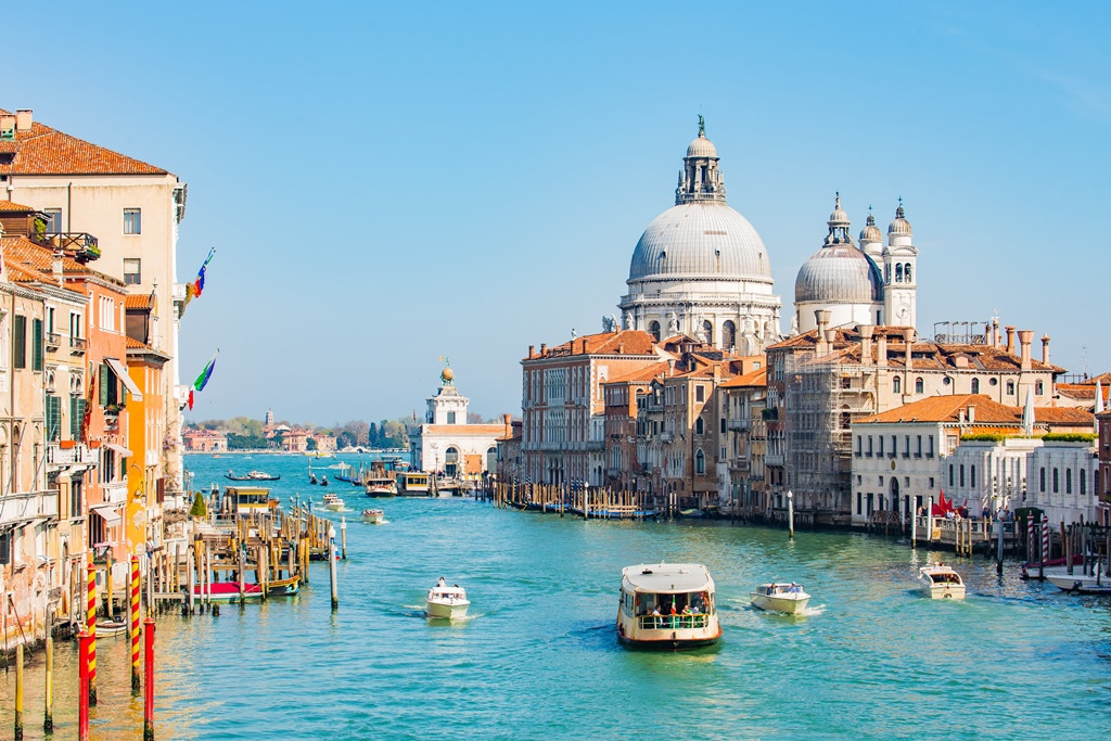 Venice ở Italy là một trong những thành phố lãng mạn nhất thế giới. Tuy nhiên, theo nghiên cứu của các chuyên gia, biến đổi khí hậu và mực nước biển dâng đã khiến thành phố này đang chìm xuống dưới nước.