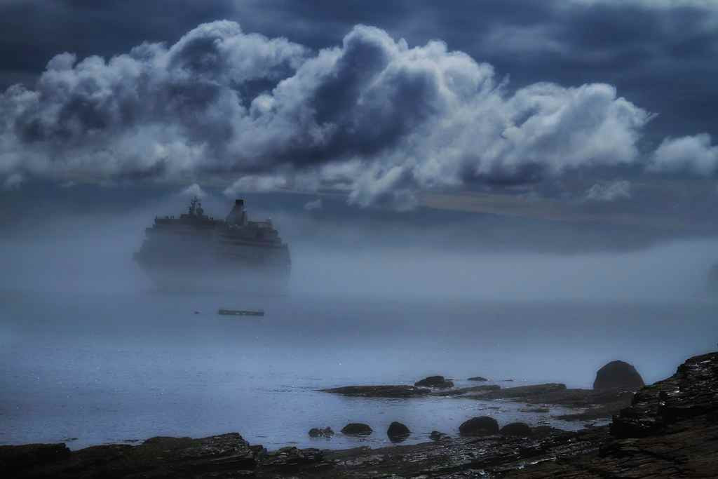 Tàu S.S. Ourang Medan không phản hồi lại các nỗ lực liên lạc của tàu Silver Star. Do vậy, thuyền trưởng tàu Silver Star đã cử một nhóm cứu hộ lên tàu S.S. Ourang Medan để tìm hiểu tình hình.