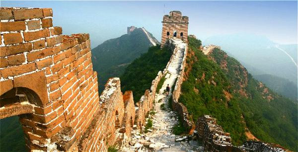 Tư Mã Đài nằm ở quận Mật Vân, cách trung tâm thủ đô Bắc Kinh khoảng 120 km về phía Đông Bắc. Đoạn trường thành này được xây dựng dưới thời Hồng Vũ Đế của nhà Minh.