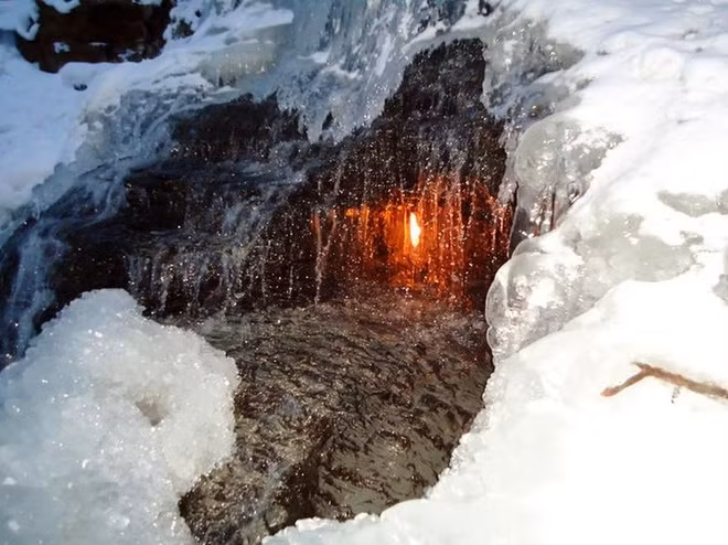 Theo các chuyên gia, loại đá ở vị trí có ngọn lửa bất diệt chỉ có nhiệt độ tương đương với một tách trà nóng.