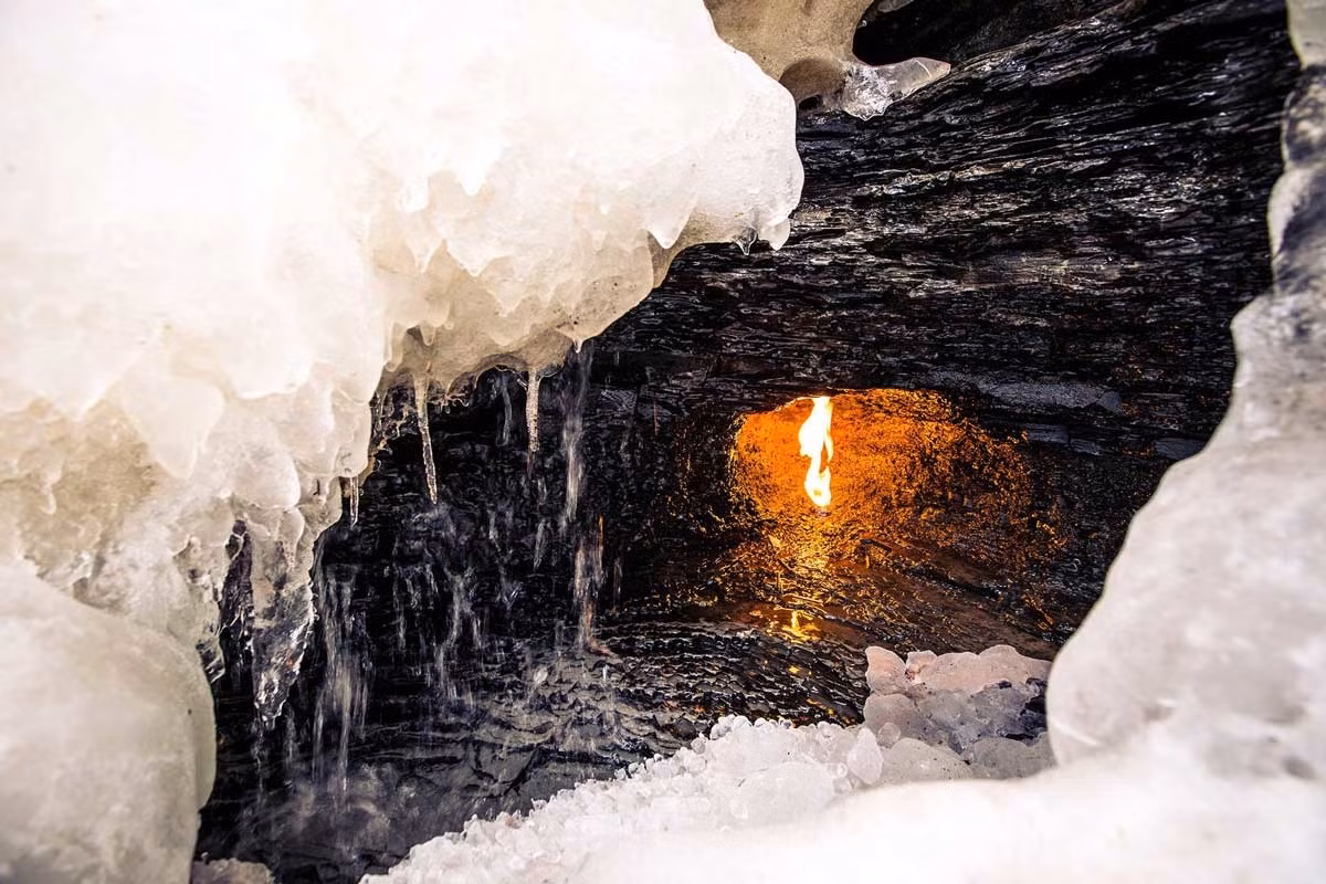 Ngọn lửa cháy mãi không tắt này nằm ở chính giữa thác nước. Không ai biết chính xác thời điểm ngọn lửa bắt đầu bùng cháy. Tuy nhiên, họ biết rằng, ngọn lửa đó cháy suốt nhiều năm qua và chưa có dấu hiệu sắp tắt.