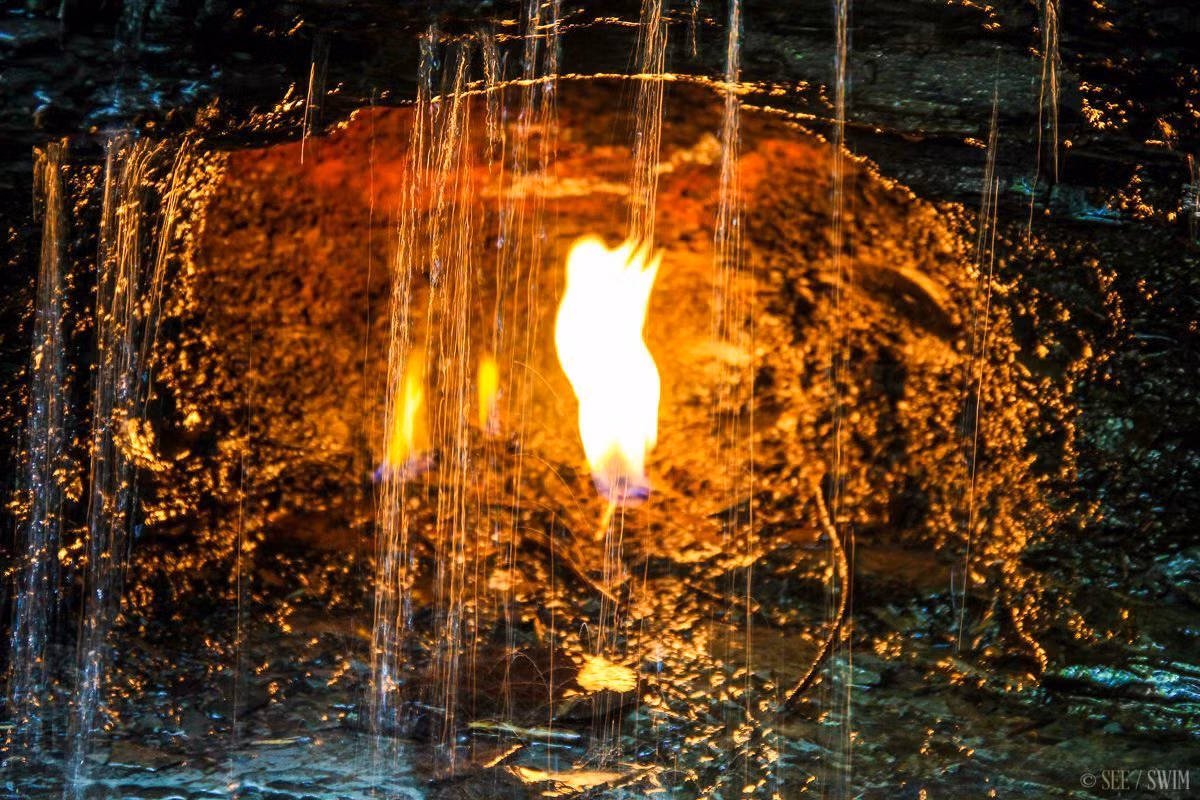 Thác Eternal Flame nằm sâu trong công viên Chestnut Ridge của thành phố Buffalo, tiểu bang New York, Mỹ là điểm đến yêu thích của nhiều người. Không chỉ sở hữu cảnh quan thiên nhiên tuyệt đẹp, thác nước này còn khiến giới chuyên gia cũng như công chúng tò mò về ngọn lửa bất diệt cháy mãi không tắt.
