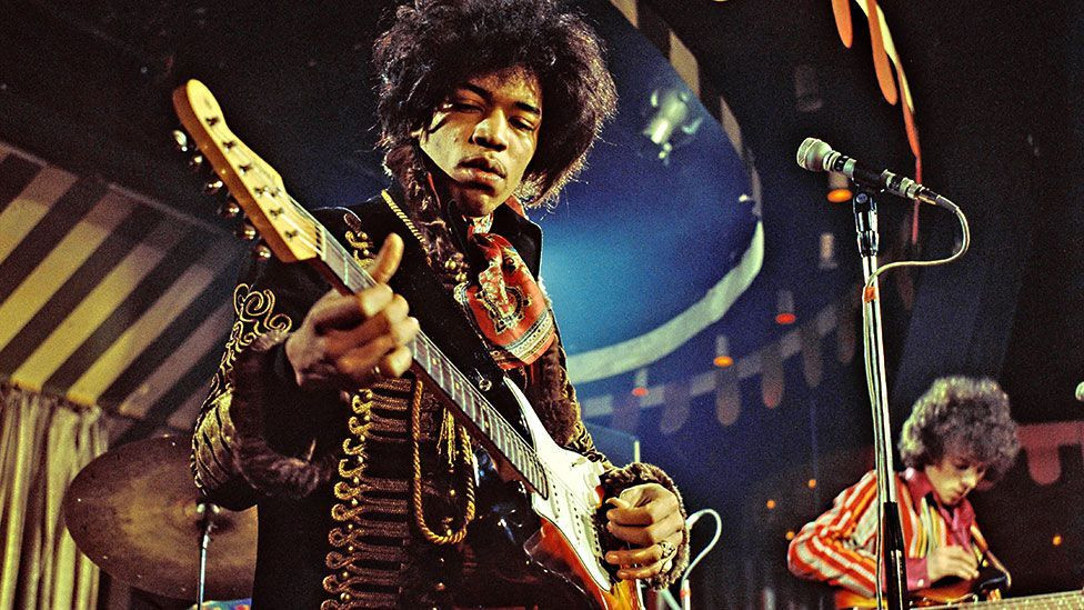 Trong khi ấy, Jimi Hendrix là thiên tài âm nhạc sống vào thế kỷ 20. Điều khó tin là ông sống trong ngôi nhà số 23 phố Brook, quận Mayfair ở thủ đô London, Anh. Điều này có nghĩa 2 thiên tài âm nhạc này là hàng xóm của nhau nhưng không cùng thời đại. Thêm nữa, âm nhạc của George Friedrich Handel và Jimi Hendrix được nhiều chuyên gia đánh giá có sự tương đồng đến khó tin.