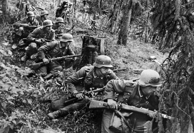 Trong những ngày tháng bị kẻ địch vây hãm, quân và dân Liên Xô xây dựng hàng trăm km chiến hào, hào chống tăng, hàng rào dây thép gai, vật cản chống tăng, hàng nghìn hỏa điểm kiên cố bằng bê tông và ụ súng bằng gỗ đắp đất.