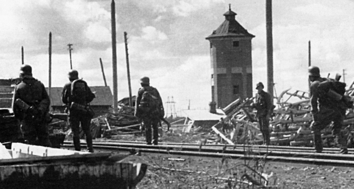 Tuy nhiên, mọi chuyện không diễn ra như dự định của giới chức Đức quốc xã. Hơn 900.000 binh sĩ Hồng quân Liên Xô phối hợp cùng khoảng 3 triệu người dân Leningrad chiến đấu, bảo vệ lãnh thổ quê hương trước quân địch.