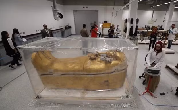 Không phải một, xác ướp pharaoh Tutankhamun được đặt trong 3 lớp quan tài. Theo các nhà nghiên cứu, thi hài nhà vua Ai Cập được đặt trong 3 cỗ quan tài đồng tâm.