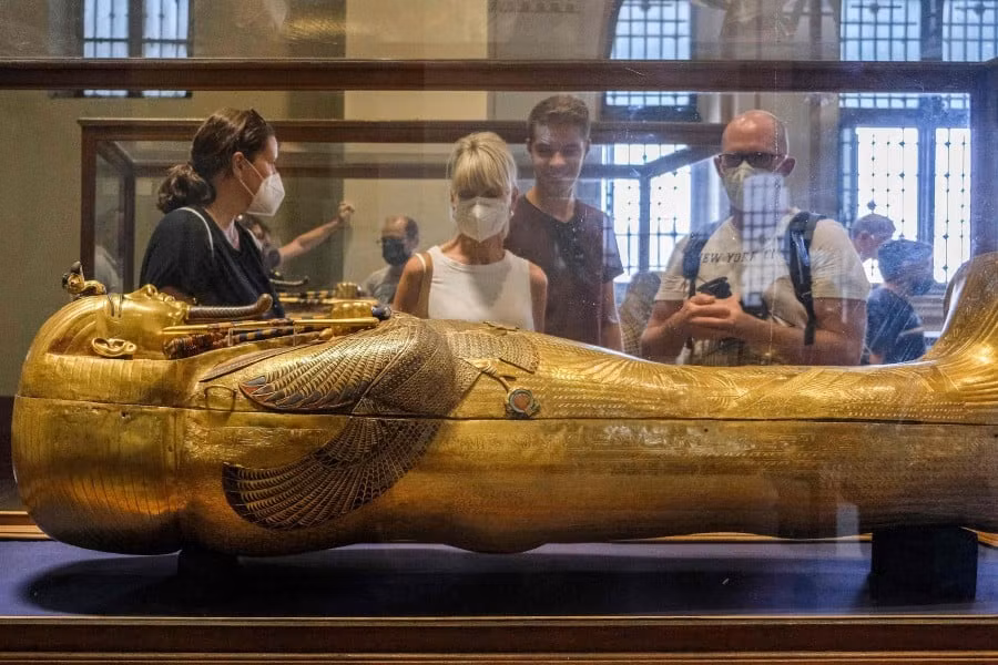 Việc sử dụng khối vàng ròng "khủng" để chế tác quan tài cho thấy nhà vua Ai Cập vô cùng giàu có. Vậy nên, khi qua đời, Tutankhamun không chỉ được ướp xác tỉ mỉ, công phu mà còn được chôn cất trong quan tài bằng vàng ròng và nhiều đồ tùy táng bằng vàng nhằm thể hiện quyền lực và địa vị của ông.