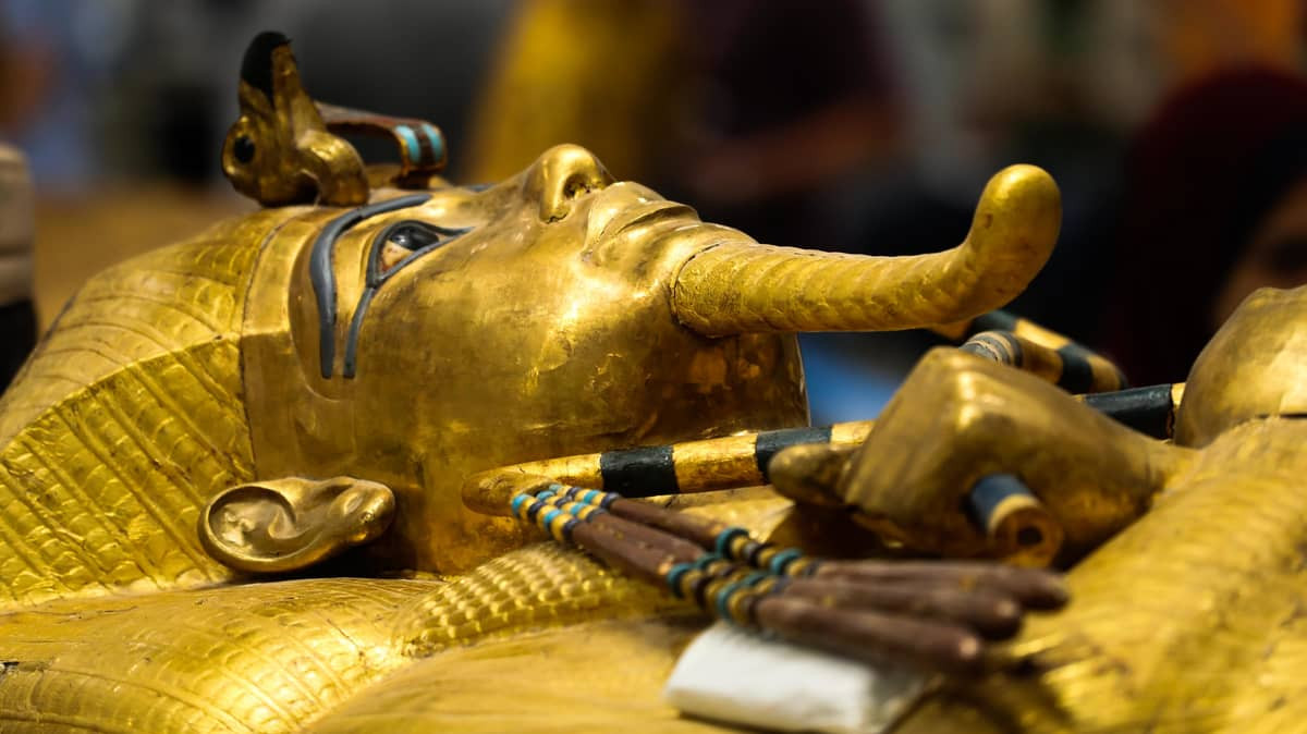 Việc pharaoh Tutankhamun được chôn cất trong 3 lớp quan tài quý giá cùng hàng nghìn cổ vật giá trị phần nào thể hiện quan niệm tâm linh của người Ai Cập. Đó là việc khi còn sống họ có cuộc sống vương giả như thế nào thì khi chết sẽ được tùy táng với vô số châu báu để có thể tiếp tục cuộc sống xa hoa ở thế giới bên kia.