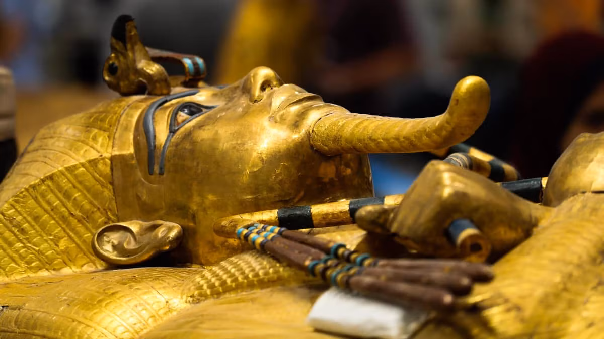 Việc pharaoh Tutankhamun được chôn cất trong 3 lớp quan tài quý giá cùng hàng nghìn cổ vật giá trị phần nào thể hiện quan niệm tâm linh của người Ai Cập. Đó là việc khi còn sống họ có cuộc sống vương giả như thế nào thì khi chết sẽ được tùy táng với vô số châu báu để có thể tiếp tục cuộc sống xa hoa ở thế giới bên kia.