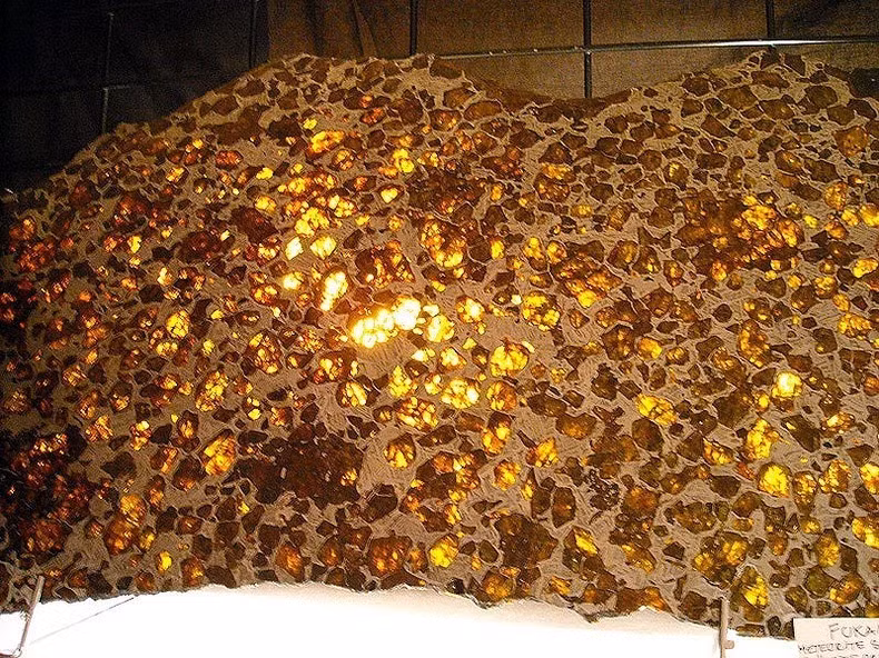 Các nhà khoa học cho rằng, pallasite hình thành trong tiểu hành tinh bị biệt hóa (tiểu hành tinh tách thành 2 phần gồm: lớp lõi và lớp phủ do tác động của các quá trình nhiệt).