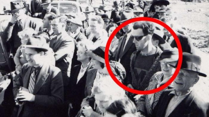 Trong bức ảnh chụp sự kiện mở lại cầu South Fork ở British Colombia vào năm 1941, nhiều người chú ý đến một người đàn ông mặc quần áo theo kiểu hiện đại và đeo kính râm, trên cầm một vật giống máy ảnh nhỏ.