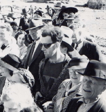 Phong cách thời trang của người đàn ông này khác hoàn toàn những người xung quanh. Thêm nữa, vào thời điểm năm 1941, máy ảnh cầm tay cỡ nhỏ chưa xuất hiện. Vì vậy, một số người tin rằng, người đàn ông trên đã đến từ tương lai đã có chuyến du hành ngược về quá khứ.