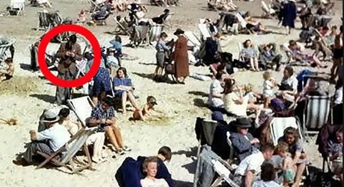 Bức ảnh chụp vào năm 1943 ghi lại cảnh nhiều người đi nghỉ mát ở bãi biển Towan ở Newquay, Anh. Khi xem kỹ bức ảnh, người ta chú ý đến một người đang cúi đầu nhìn vào một thứ trông giống điện thoại di động đang cầm trên tay.