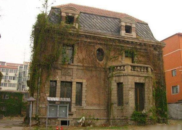 Ban đầu, ngôi nhà số 81 Triều Nội được sử dụng như một trung tâm đào tạo ngôn ngữ và là nơi nghỉ ngơi của các nhà truyền giáo Công giáo Hoa Kỳ.