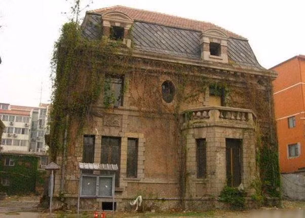 Ban đầu, ngôi nhà số 81 Triều Nội được sử dụng như một trung tâm đào tạo ngôn ngữ và là nơi nghỉ ngơi của các nhà truyền giáo Công giáo Hoa Kỳ.