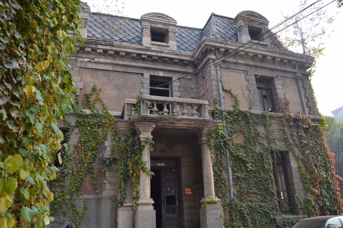 Một số người còn kể rằng đã nghe thấy tiếng chai lọ bị rơi vỡ. Tuy nhiên, bên trong ngôi nhà số 81 Triều Nội khi ấy không còn người nào sinh sống đã nhiều năm. Vì vậy, người ta cho rằng, những điều kỳ lạ này do hồn ma trú ngụ trong nhà gây ra.