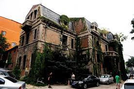 Sau khi người này chết, một số hiện tượng kỳ lạ, bí ẩn xảy ra ở ngôi nhà số 81 Triều Nội. Theo lời kể của người dân địa phương, vào các đêm trăng tròn hoặc trời nổi giông tố, họ nghe thấy tiếng khóc bi thương, ai oán vọng ra từ bên trong ngôi nhà.