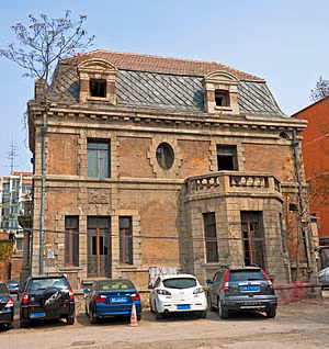 Trong số này, một câu chuyện được nhiều người biết đến kể về một người phụ nữ được cho là vợ của một sĩ quan. Không biết vì lý do gì mà người phụ nữ này tự sát bên trong ngôi nhà số 81 Triều Nội.