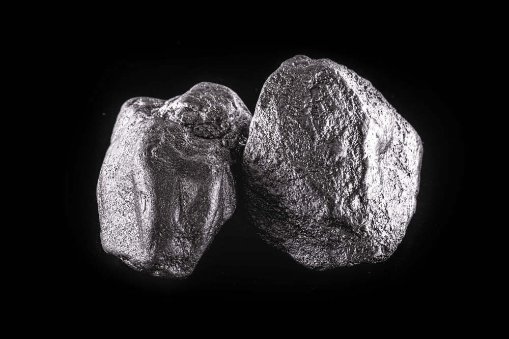 Rhodium thường được sử dụng trong bộ chuyển đổi xúc tác (có thể gọi là bộ xử lý khí thải) - một bộ phận của hệ thống khí thải của ô tô để giảm lượng khí thải độc hại và các chất ô nhiễm ra môi trường.