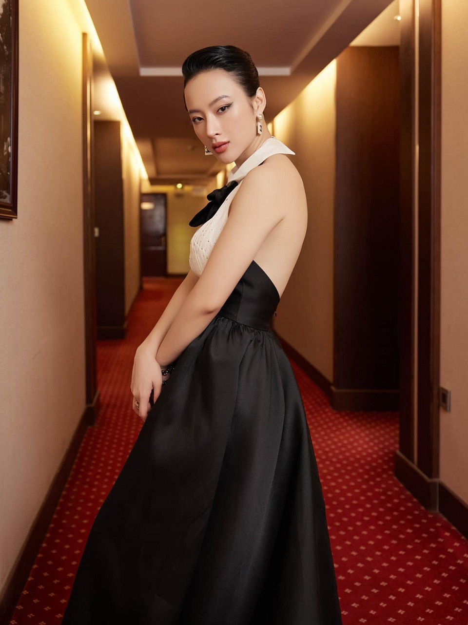 Váy yếm lưng trần cũng là kiểu đồ được Angela Phương Trinh ưa chuộng. Cô có phần vai nảy nở nhờ chăm tập gym hằng ngày.