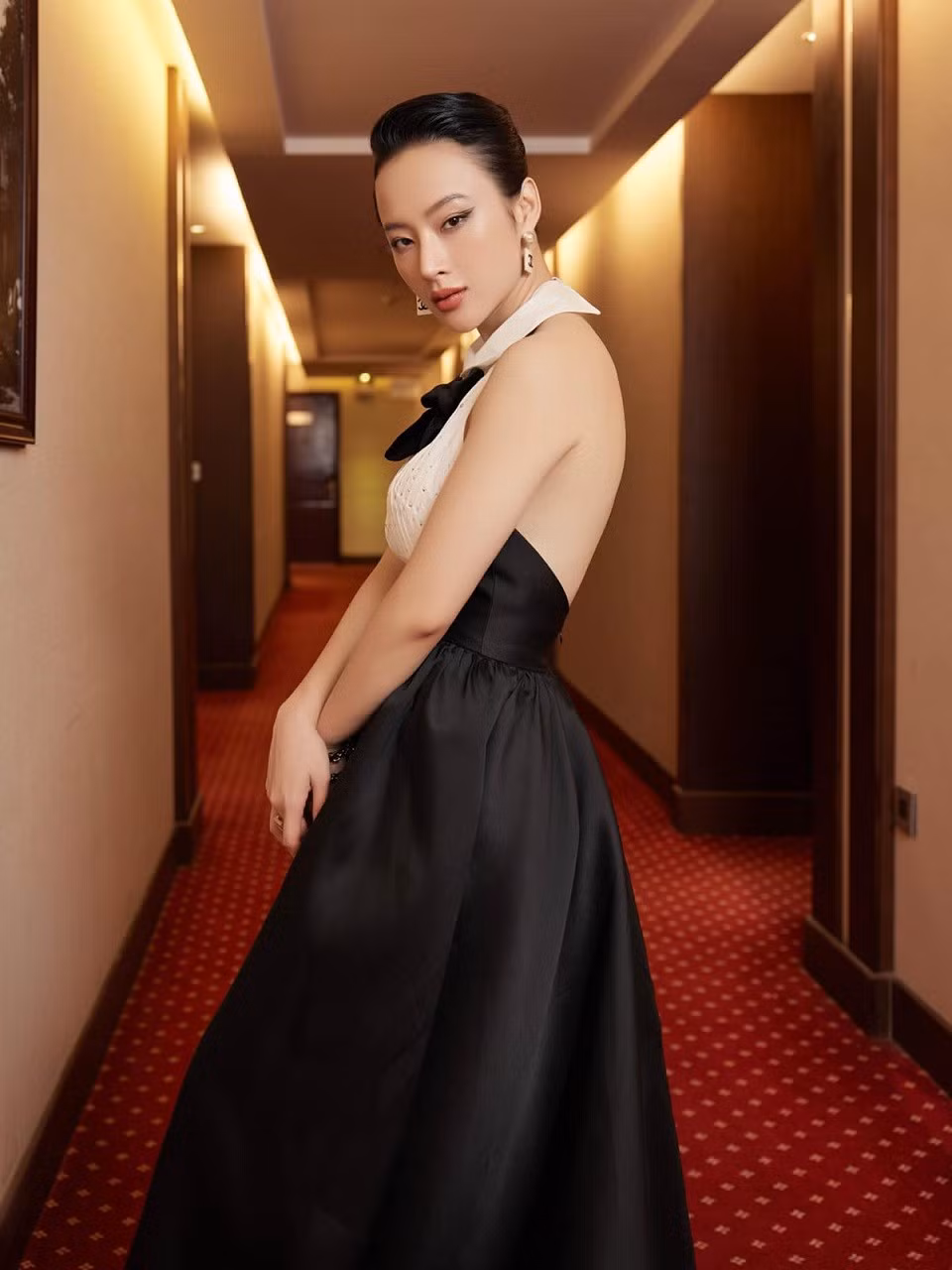 Váy yếm lưng trần cũng là kiểu đồ được Angela Phương Trinh ưa chuộng. Cô có phần vai nảy nở nhờ chăm tập gym hằng ngày.