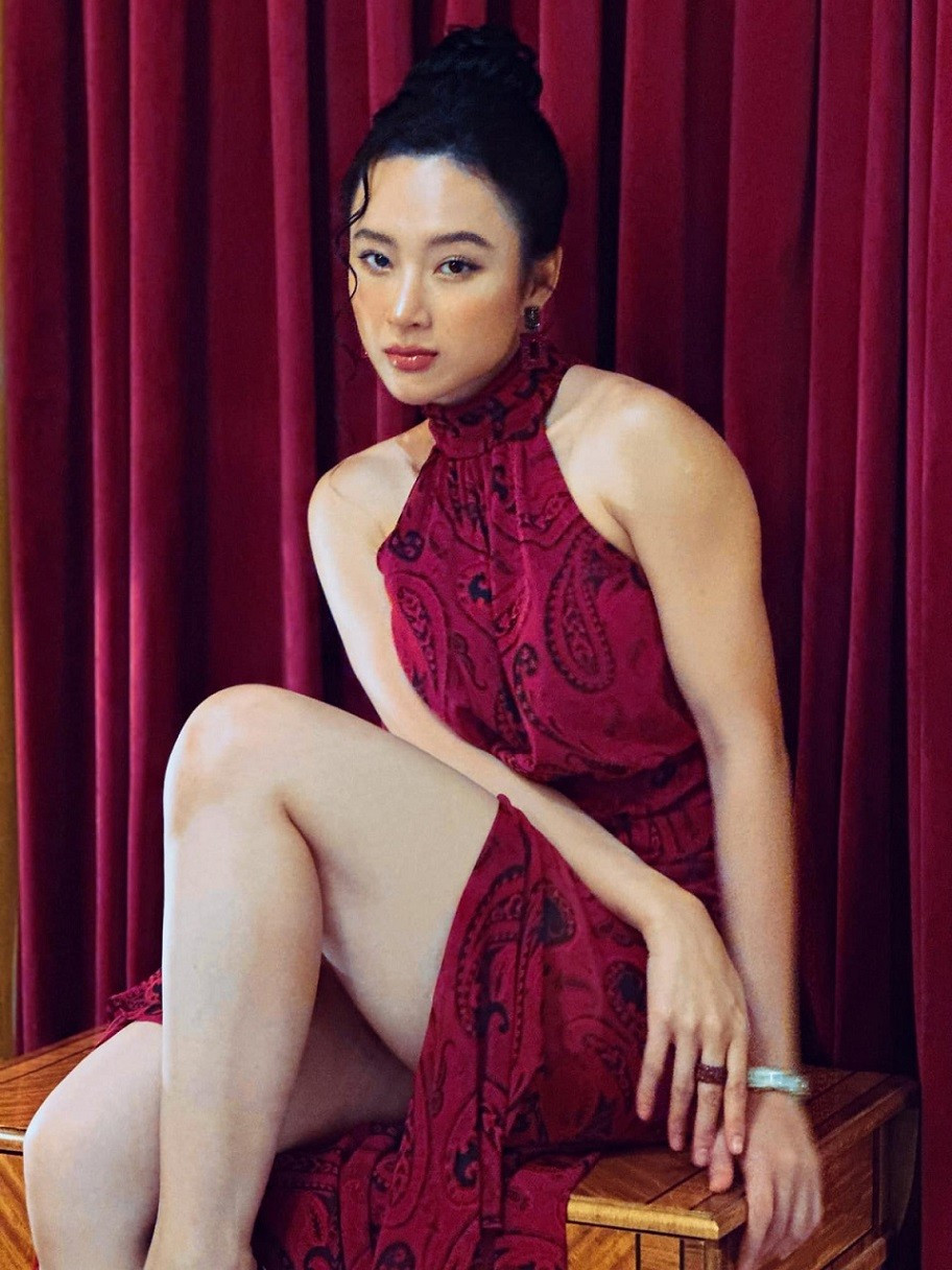 Đầm cổ yếm khoe hình thể đồng hành cùng mỹ nhân sinh năm 1995 trong một sự kiện.