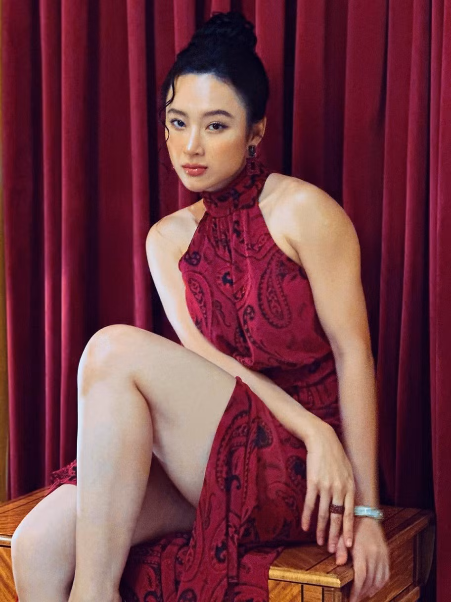 Đầm cổ yếm khoe hình thể đồng hành cùng mỹ nhân sinh năm 1995 trong một sự kiện.