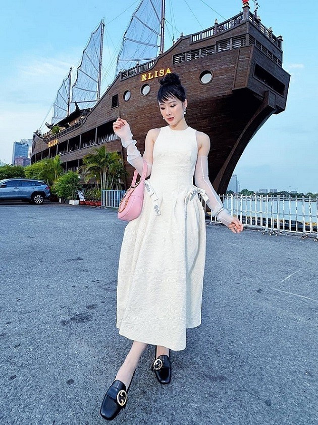  Angela Phương Trinh lên đồ sang trọng với đầm đi tiệc, phối giày loafer và túi cùng của Gucci. Bộ trang phục nữ tính được cô kết hợp găng tay xuyên thấu theo style cổ điển.