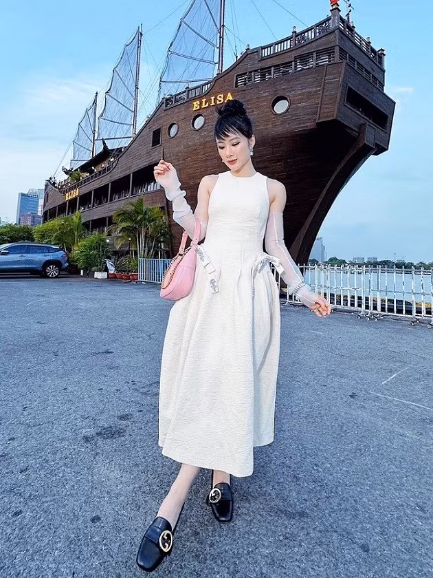 Angela Phuong Trinh xinh dep man ma ket hop trang phuc khoe hinh the