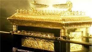 Hòm giao ước (Ark of the Covenant) được xem là báu vật thiêng liêng đối với người Do Thái cổ đại. Theo Kinh Thánh, chiếc hòm này là vật phẩm được Chúa trời tạo ra.