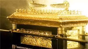 Hòm giao ước (Ark of the Covenant) được xem là báu vật thiêng liêng đối với người Do Thái cổ đại. Theo Kinh Thánh, chiếc hòm này là vật phẩm được Chúa trời tạo ra.
