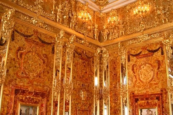 Đến năm 1755, Căn phòng hổ phách được chuyển về cung điện Hoàng gia Catherine ở Nga. Sau đó, căn phòng được thiết kế lại để phù hợp với không gian rộng lớn hơn. Theo ước tính, căn phòng được xây dựng bằng 6 tấn hổ phách và nhiều loại đá quý giá trị khác.