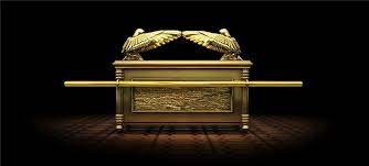 Trên nắp hòm là 2 bức tượng bằng vàng tạc hình thiên sứ hộ giá trong tư thế mặt đối mặt với nhau, đang quỳ, đầu cúi gằm và dang rộng đôi cánh lớn. Bên trong hòm giao ước đựng thánh vật linh thiêng như 2 phiến đá cổ khắc 10 điều răn của Chúa, chiếc gậy chăn chiên của Aaron và một chiếc bình đựng lương thực mà Chúa đã ban tặng.