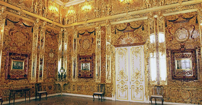 Căn phòng hổ phách bị quân đội Đức Quốc xã tháo dỡ và chuyển khỏi cung điện Hoàng gia Catherine trong thời gian tấn công xâm lược Liên Xô. Vị trí cuối cùng của Căn phòng hổ phách là ở Kaliningrad. Kể từ đó, kho báu quý giá này biến mất khỏi thế giới và hiện không rõ ở nơi nào.