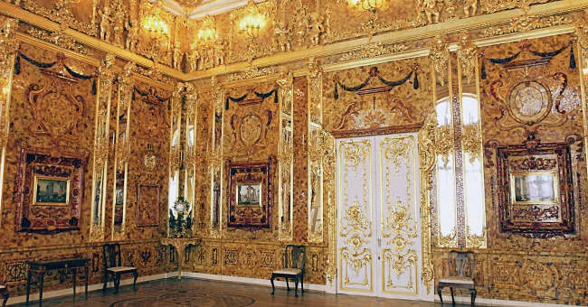 Căn phòng hổ phách bị quân đội Đức Quốc xã tháo dỡ và chuyển khỏi cung điện Hoàng gia Catherine trong thời gian tấn công xâm lược Liên Xô. Vị trí cuối cùng của Căn phòng hổ phách là ở Kaliningrad. Kể từ đó, kho báu quý giá này biến mất khỏi thế giới và hiện không rõ ở nơi nào.